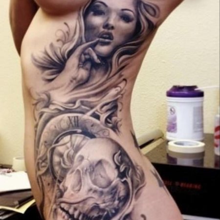 Женщина с татуировками