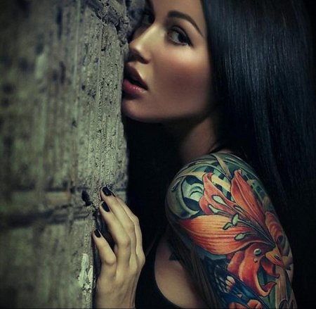 Девушка с татуировками