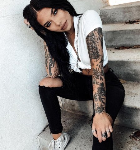 Красивые брюнетки с тату