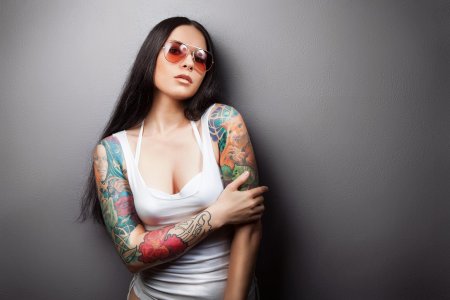 Девушка с татуировками