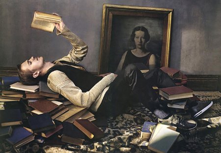 Парень читает книгу