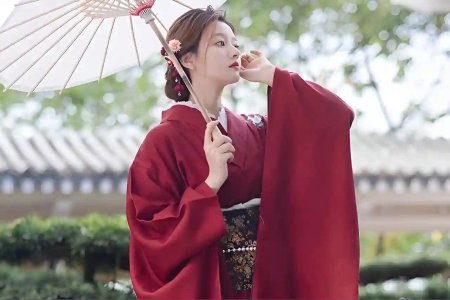 Девушки в красном кимоно