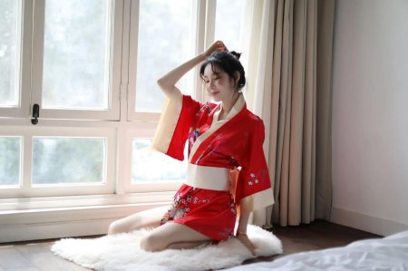 Японская девушка в кимоно