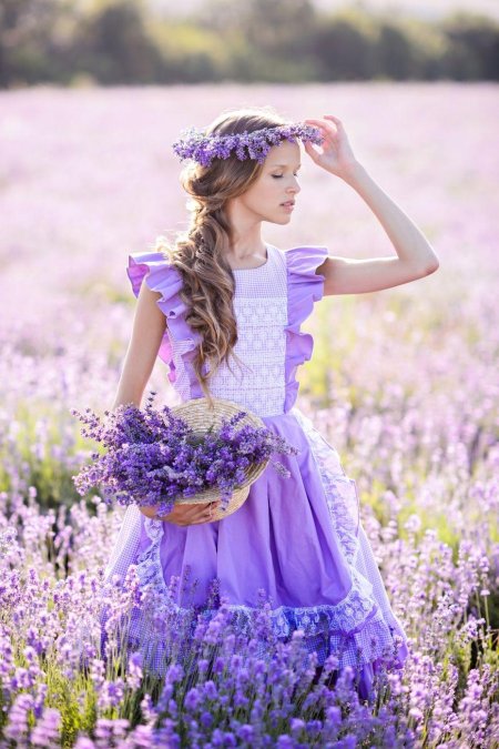 Девушка с лавандой