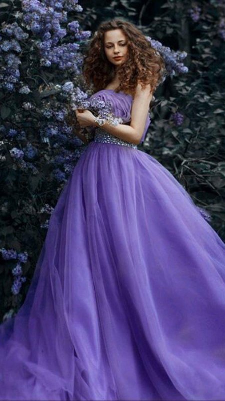 Девушка в сиреневом платье