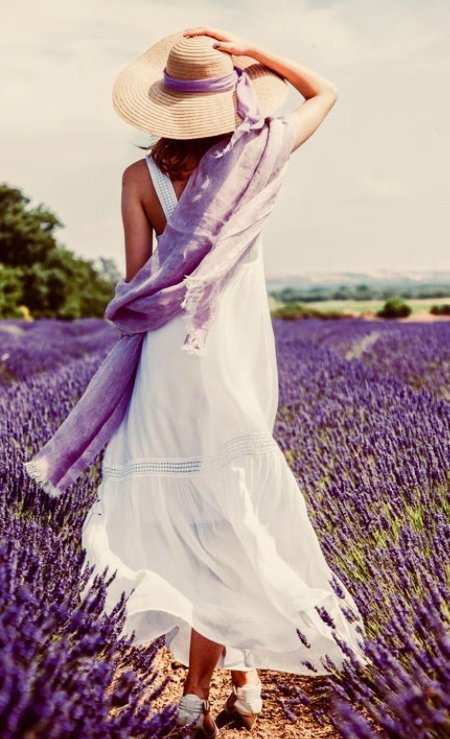 Девушка в лавандовом поле