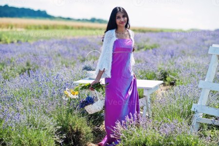 Женщина на лавандовом поле