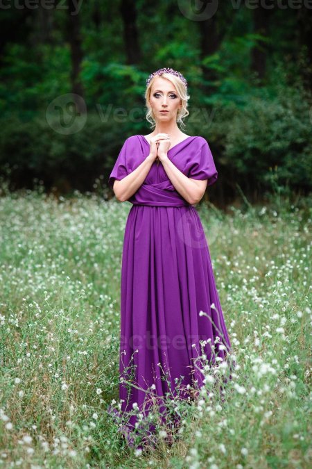 Блондинка в фиолетовом сари