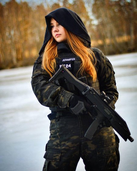 Елена делигиоз в военной форме