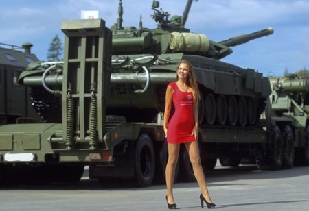 Девушки на военной технике