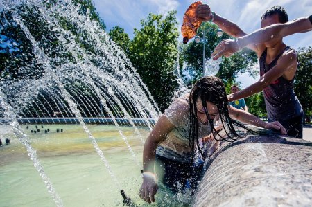 Девушки купаются в фонтане
