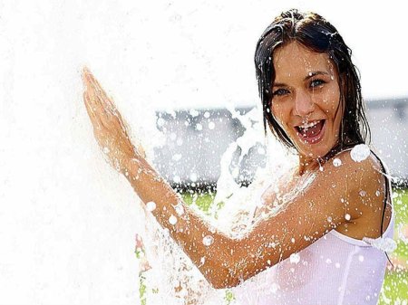 Девушке жарко