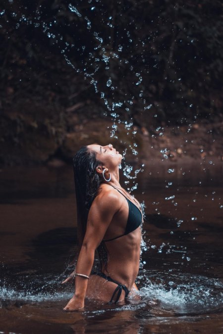 Девушка в брызгах воды