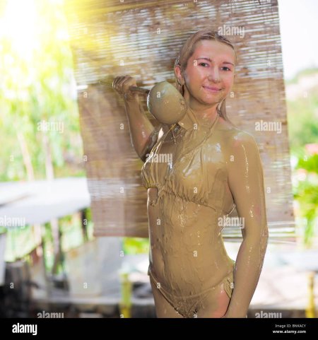 Девушки в грязи купальники