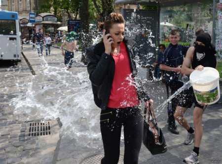 Облили водой