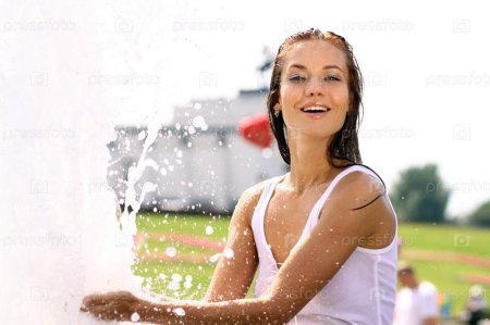 Девушка в мокрой майке