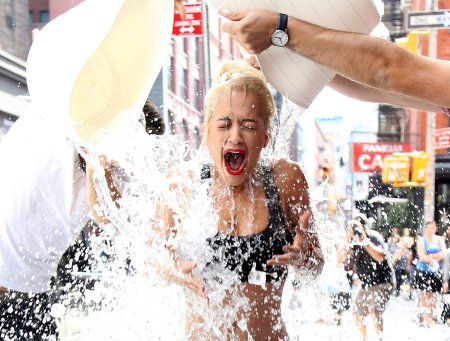 Девушка обливается водой