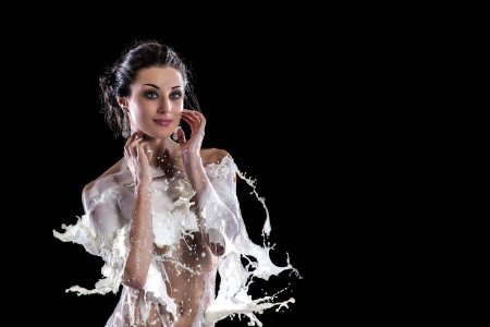 Девушка в молоке