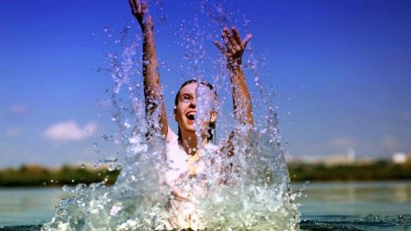 Девушка в брызгах воды