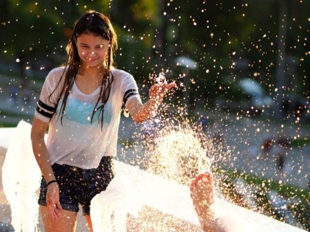 Девушки у фонтана