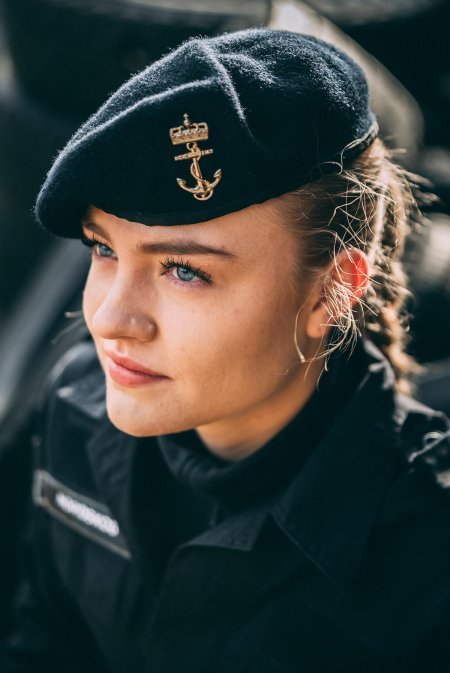 Женщина в морской форме