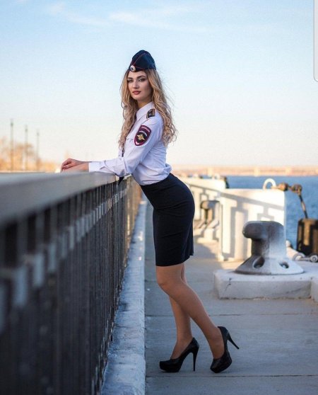 Красивые девушки в полицейской форме