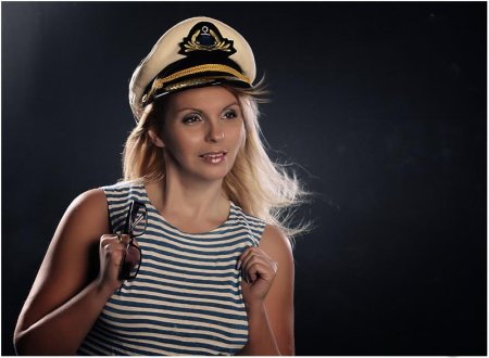 Девушка в тельняшке