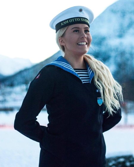 Женщина в морской форме