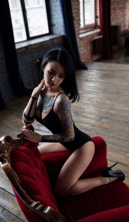 Брюнетка с татуировкой
