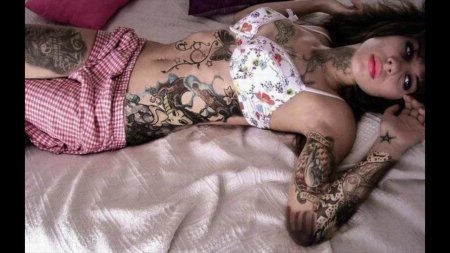 Женщина с татуировками