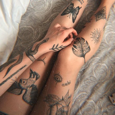 Татуировка на ноге для девушек