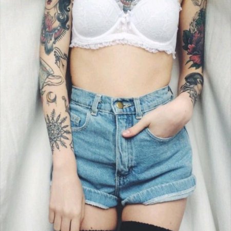 Девушка с татуировками