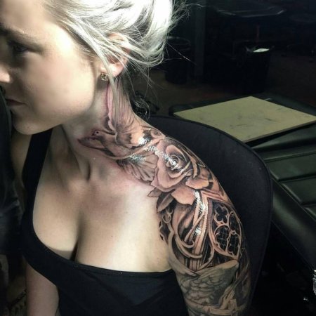 Женщина с татуировками