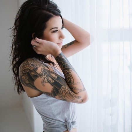 Девушка с татуировками