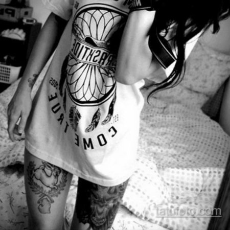 Красивая девушка с тату