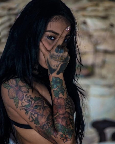 Девушка в тату