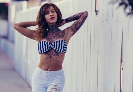 Девушка с татуировками