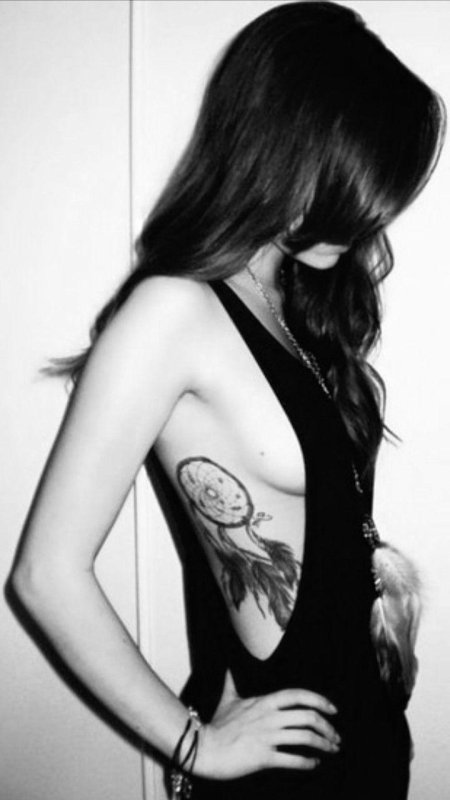 Тату ловец снов на ребрах у девушек