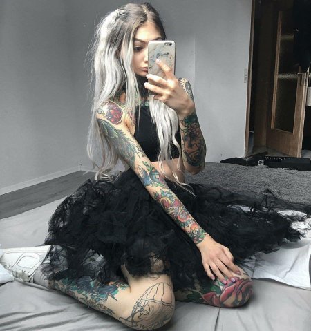 Девушка с татуировками