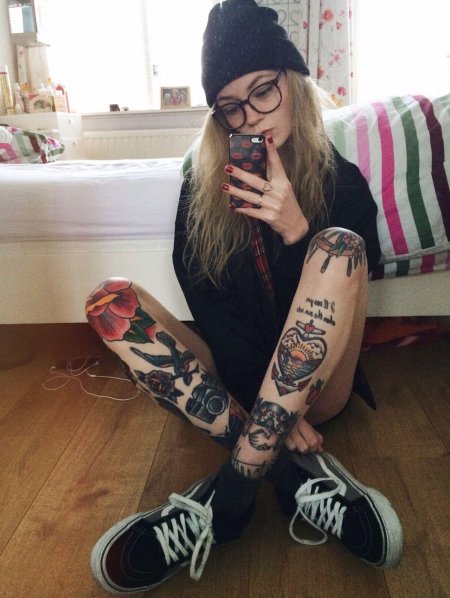 Девушка с татуировками