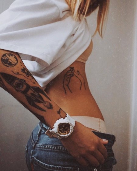 Худые девушки с татуировками