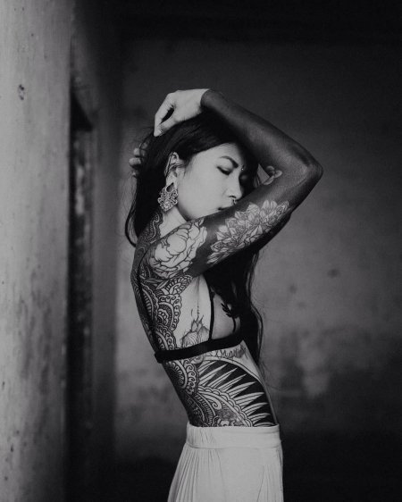Девушка с татуировками