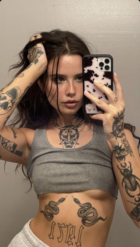 Девушка с татуировками