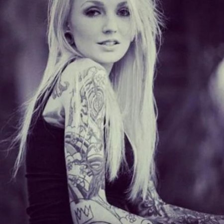 Девушка с татуировками