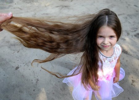 Девочка с самыми длинными волосами