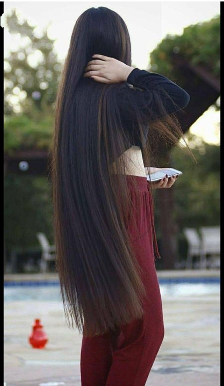 Девушка со спины с длинными волосами