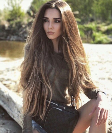 Девушка с длинными волосами