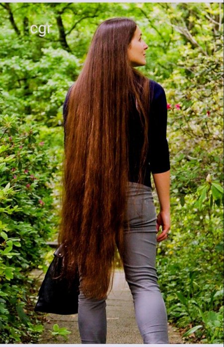 Девушка с самыми длинными волосами