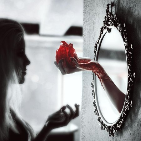 Девушка в зеркалах