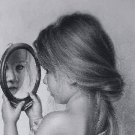 Девушка смотрится в зеркало